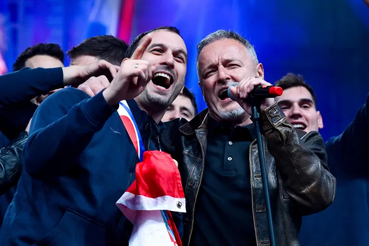 Nakon &apos;Geni kameni&apos; i &apos;Lijepa li si&apos;, Thompson je planirao napustiti pozornicu, ali publika je htjela još pa je izvedena još jednom neslužbena himna &apos;Ako ne znaš što je bilo&apos;. 