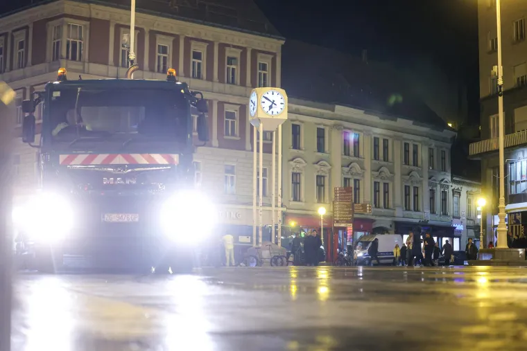 Od reprezentacije se ovim srebrom oprostio i dugogodišnji kapetan te jedan od najboljih rukometaša svijeta u posljednja dva desetljeća Domagoj Duvnjak. +Ova ekipa ne bi ušla u finale bez vas. To je sigurno. Budite podrška ovim dečkima u budućnosti, što god se dogodilo&apos;, poručio je Duvnjak navijačima. &apos;Ovoliko ljudi nisam mogao niti zamišljati. Hvala vam svima na dočeku&apos;, kratak je bio jedan od najboljih hrvatskih igrača tijekom SP-a, vratar Dominik Kuzmanović.