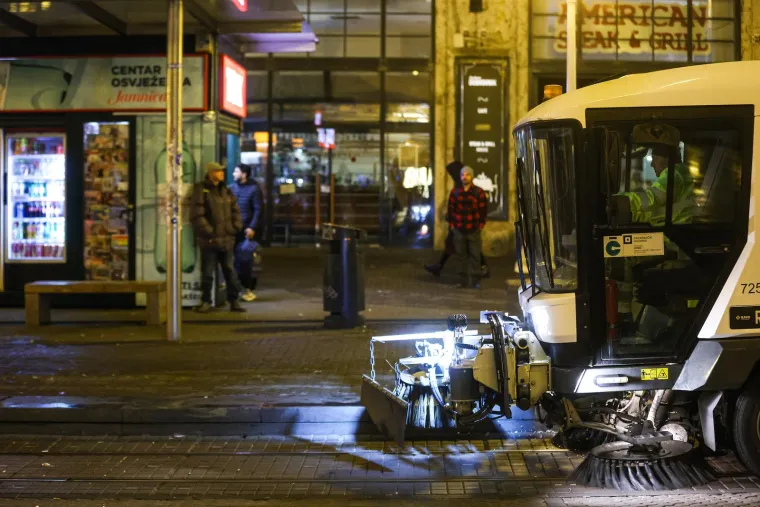 Kaos na Trgu nakon dočeka rukometaša: Pogledajte koliko smeća su ostavili navijači