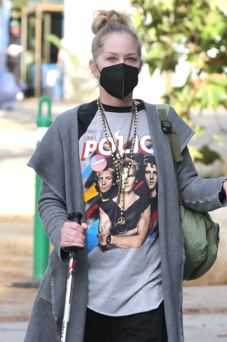 Prije borbe s multiplom sklerozom, Christina Applegate je 2008. godine pobijedila rak dojke nakon dvostruke mastektomije, a uklonjeni su joj i jajnici i jajovodi.