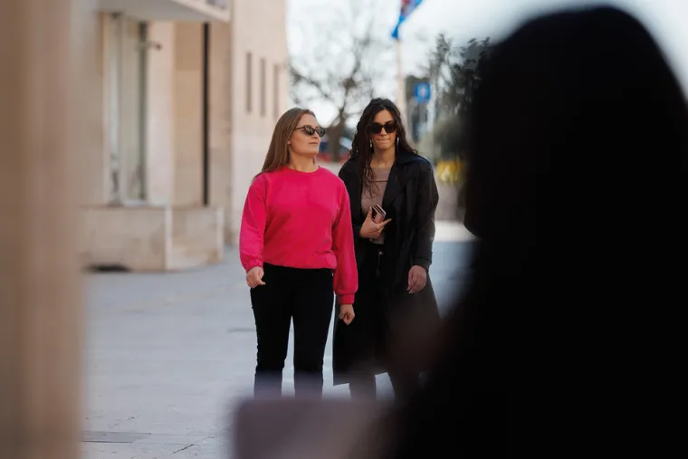 Grad je izgledao živahno, a osmijesi na licima prolaznika odavali su zadovoljstvo sunčanim danom.