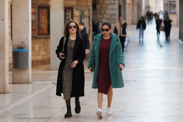 Iako je bio sunčan dan, neki od prolaznika nisu se odvajali se od svojih kaputa.