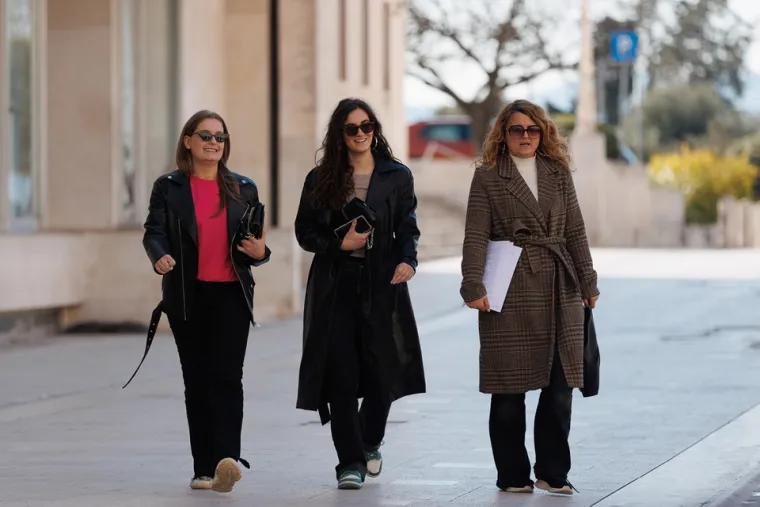 ... dok su ostali uživali u zabavnom dru&scaron;tvu.