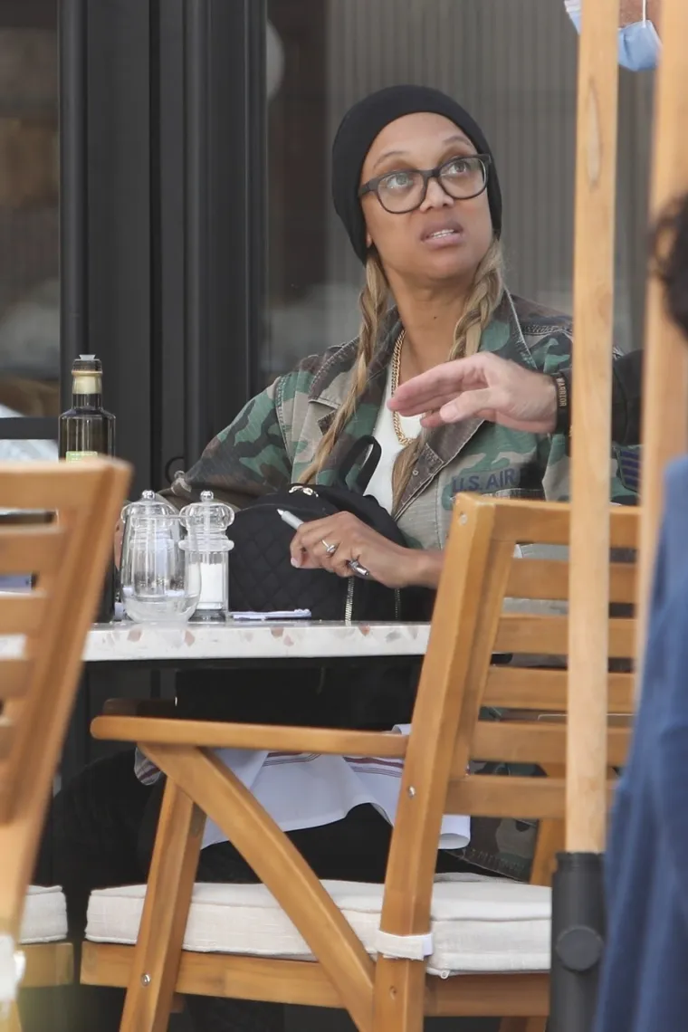 Iako je često bila na naslovnicama modnih časopisa, gdje je s lakoćom oduzimala dah, Tyra Banks svojim je nedavnim izlaskom pokazala da i najljepše žene na svijetu ponekad žele uživati u privatnosti, daleko od glamura i pritiska javnosti.