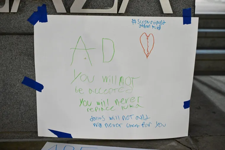 Navijači Dallasa bili su potpuno bijesni. Na jednoj poruci stoji da nikada neće prihvatiti Davisa.