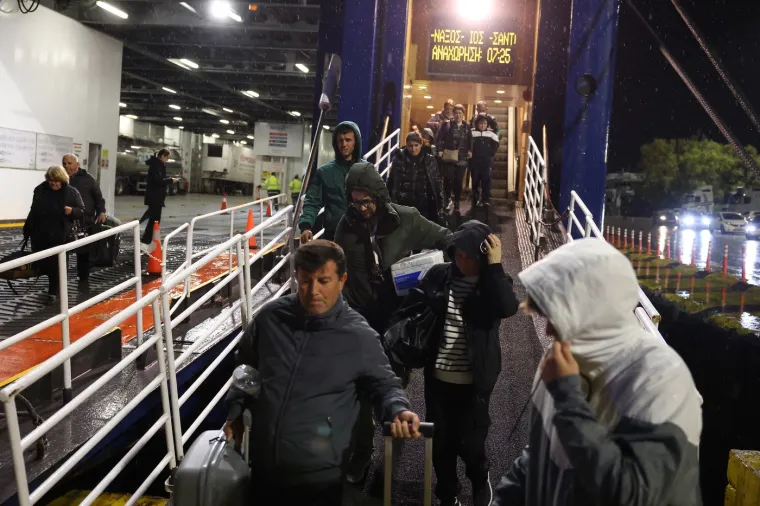 Otok je poznat po svojoj kalderi – krateru u obliku zdjele uzrokovanom vulkanskom erupcijom – koja je nastala jednom od najvećih poznatih eksplozija prije otprilike 3600 godina.