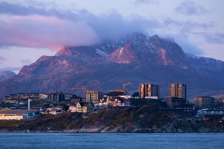 Smje&scaron;ten je na jugozapadnoj obali, a s populacijom od približno 19.800 stanovnika, dom je trećini ukupnog stanovni&scaron;tva Grenlanda i važno sredi&scaron;te političkog, ekonomskog i kulturnog života.
