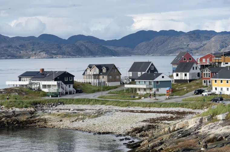 Izvorno nazvan Godth&aring;b ("Dobra nada" na danskom), grad je dobio svoje sada&scaron;nje ime Nuuk, &scaron;to na grenlandskom jeziku znači "rt".