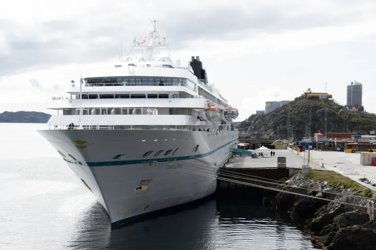 Grad je službeno osnovan 1728. godine, kada je norve&scaron;ki misionar Hans Egede premjestio svoju koloniju s otoka Kangeq na kopno.