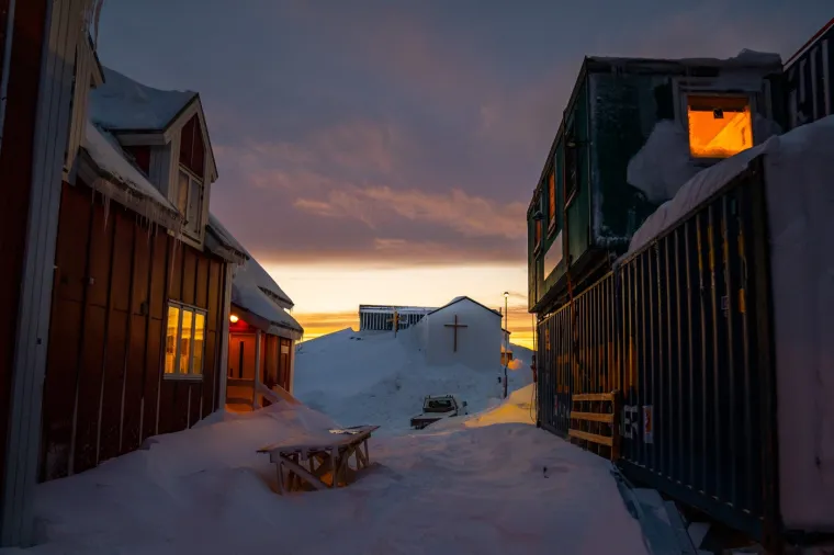 Grenland je tek 1953. postao sastavnim dijelom Danske, a lokalna autonomija isposlovana je u danskom parlamentu 1. svibnja 1979. godine.