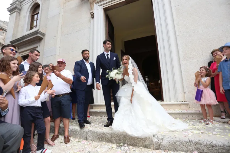 Franka je na vjenčanju zablistala u elegantnoj vjenčanici s korzetom koji je otkrivao gola ramena, dok je donji dio haljine bio ukrašen bogatom čipkom. 
