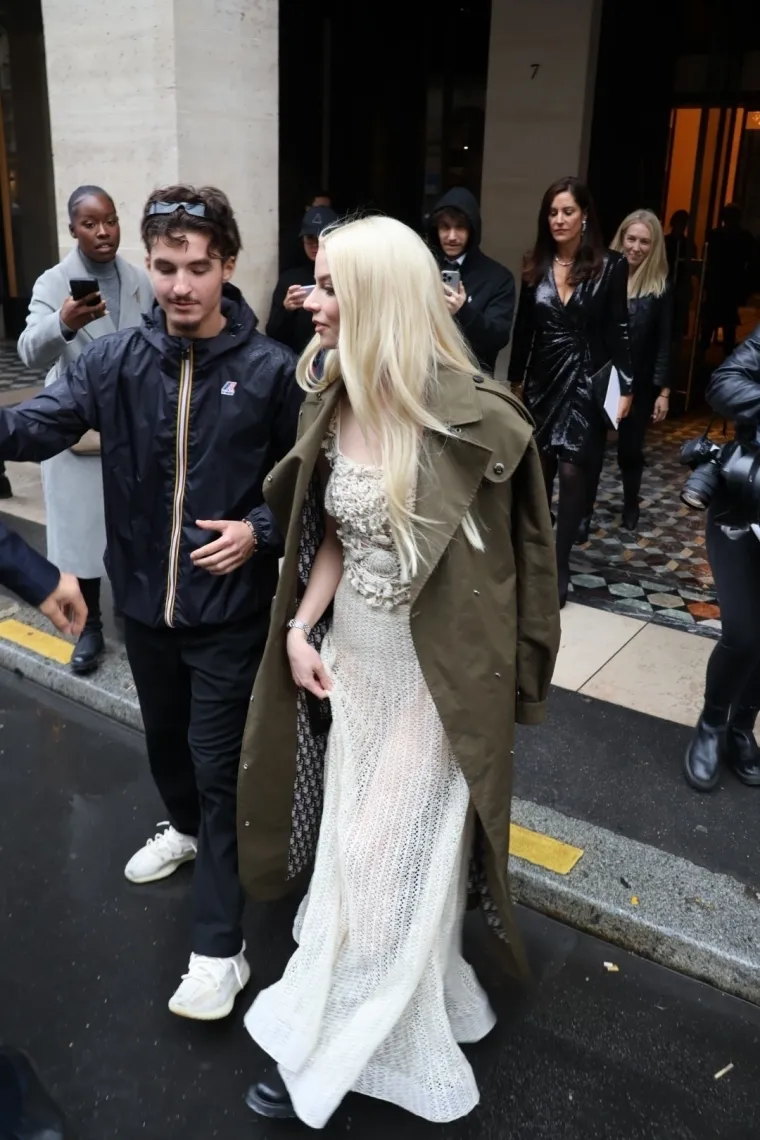 Drugi nose čizme, ona pokazuje vitke noge: Slavna glumica u odvažnoj modnoj kombinaciji