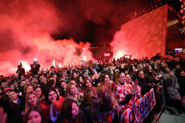 Brojne baklje zapalile su Rijeku na dočeku