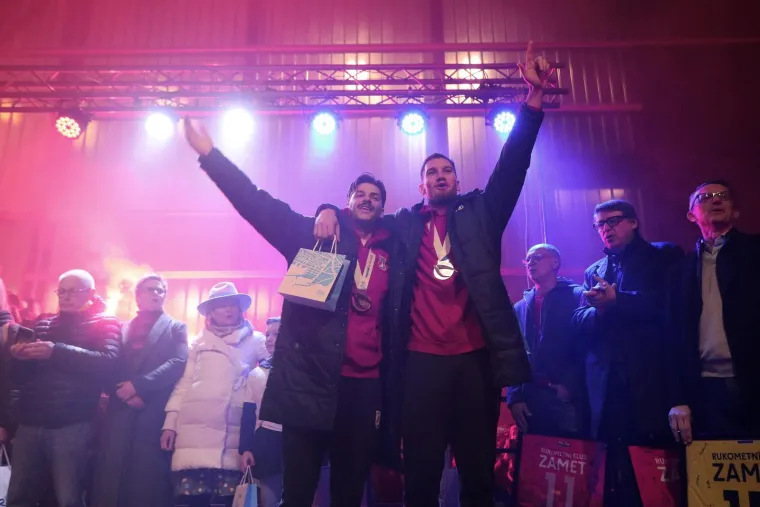 Srebrni Glavaš i Lučin s medaljama oko vrata pjevaju s Riječanima