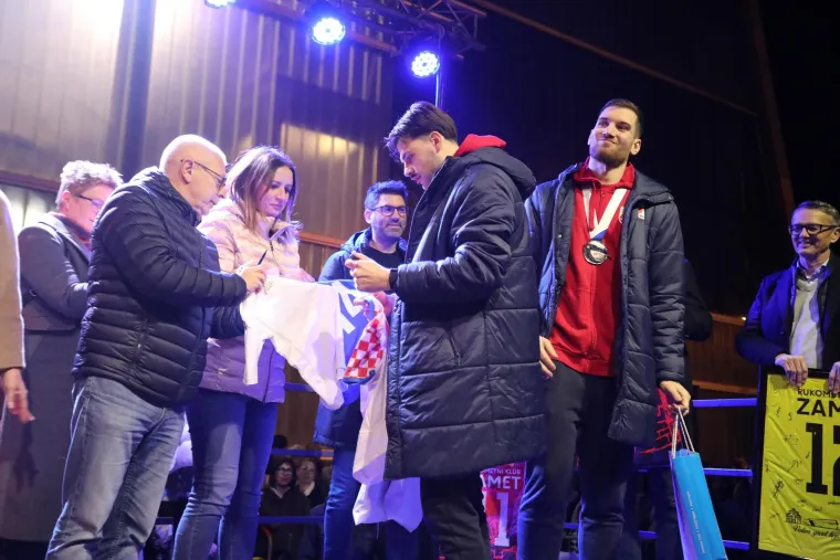 Riječanke imale poruku za Glavaša, a u Mostaru se Karačiću priključili neočekivani gosti
