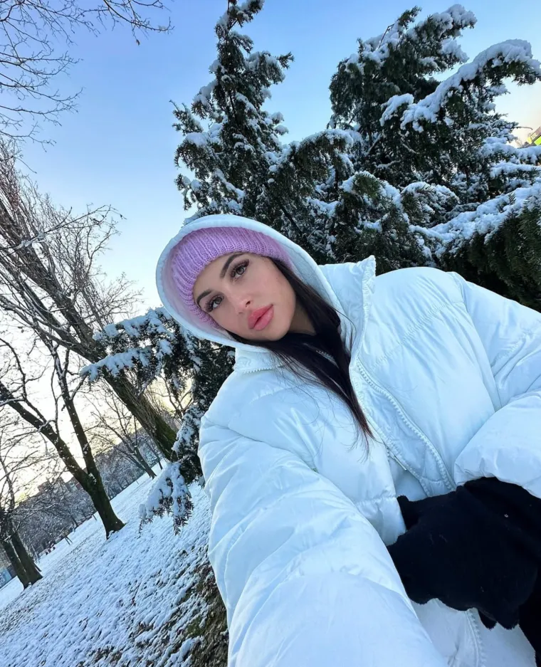  Mia zna da pravi partner nije samo suputnik, nego i odraz njezinih vlastitih želja i ciljeva, bez potrebe za dokazivanjem u dru&scaron;tvu.