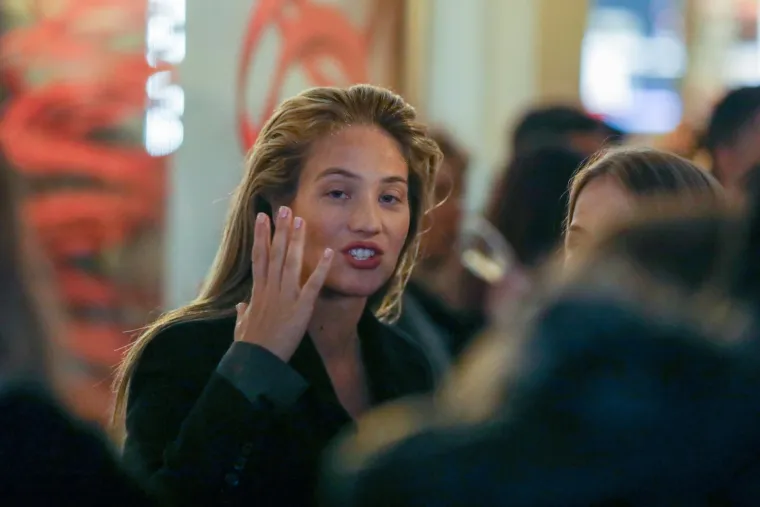 Izabel je suosničica brenda Lunilou kojii se fokusira na ekološki prihvatljivu dječju odjeću. U intervjuu iz 2020. godine istaknula je kako sudjeluju na nekoliko dječjih sajmova u Europi godišnje.