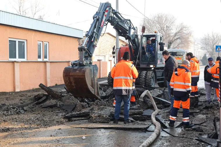Ovdje je puknula vodovodna cijev i poplavila ulicu: Pogledajte kako idu radovi