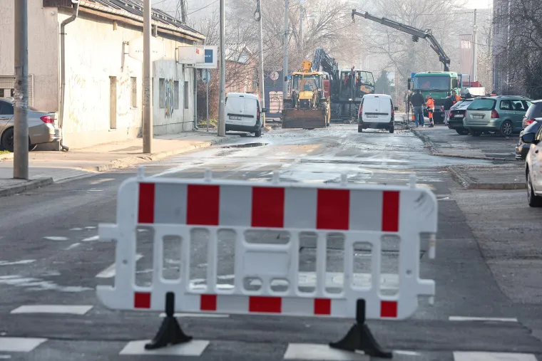 Na dijelovima ulice bio je uzdignut asfalt zbog vode koja je navirala. Vatrogasci su izašli na teren s dva vozila i pristupili ispumpavanju vode.