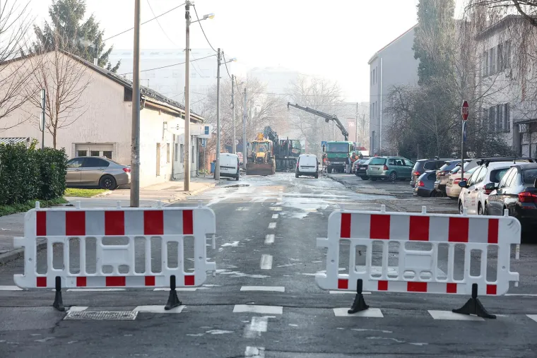 Ovdje je puknula vodovodna cijev i poplavila ulicu: Pogledajte kako idu radovi