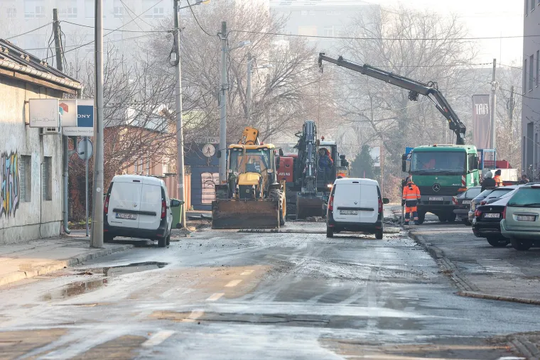 Ovdje je puknula vodovodna cijev i poplavila ulicu: Pogledajte kako idu radovi