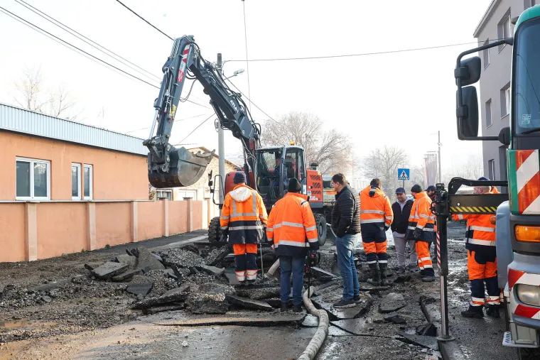 Ovdje je puknula vodovodna cijev i poplavila ulicu: Pogledajte kako idu radovi