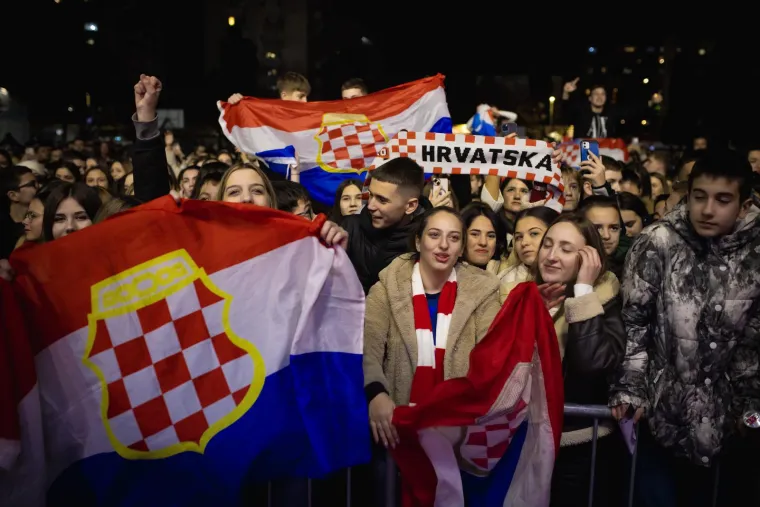 Brojni Mostarci došli su pozdraviti igora Karačića, a dominirale su zastave Herceg-Bosne