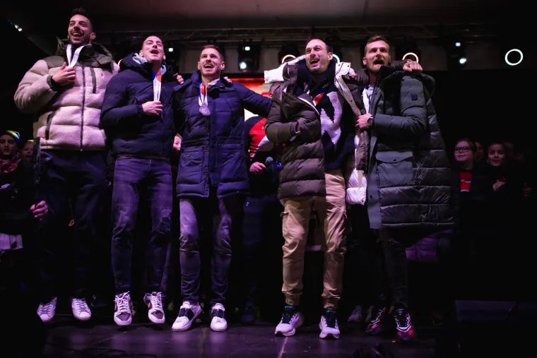 "Ovdje nitko nije normalan", orilo se pozornicom uz na&scaron;e hrvatske pjesme.