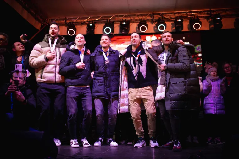 Nije Karačić bio sam u Mostaru. Pridružili su mu se i Ivani Pavlović, David Mandić te Zvonimir Srna i Marin Jelinić kojima je ovo drugi doček dana nakon onog u Metkoviću