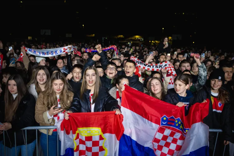 "Hrvati su poraženi od Danaca u finalnom meču u Oslu, a po povratku u svoju zemlju viđen je niz skandala", tako Kurir opisuje dočeke po Hrvatskoj i BiH