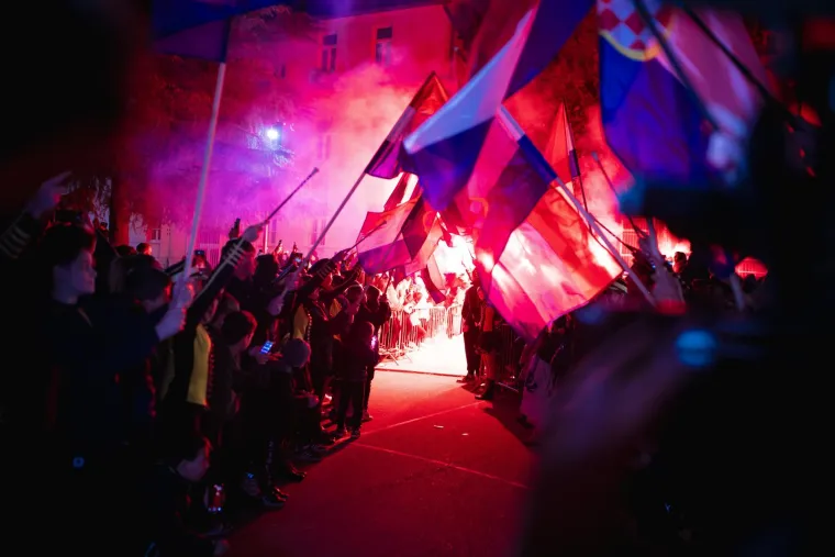 Fenomenalan &scaron;palir zastava i baklji dočekao je Mostarca Igora Karačića