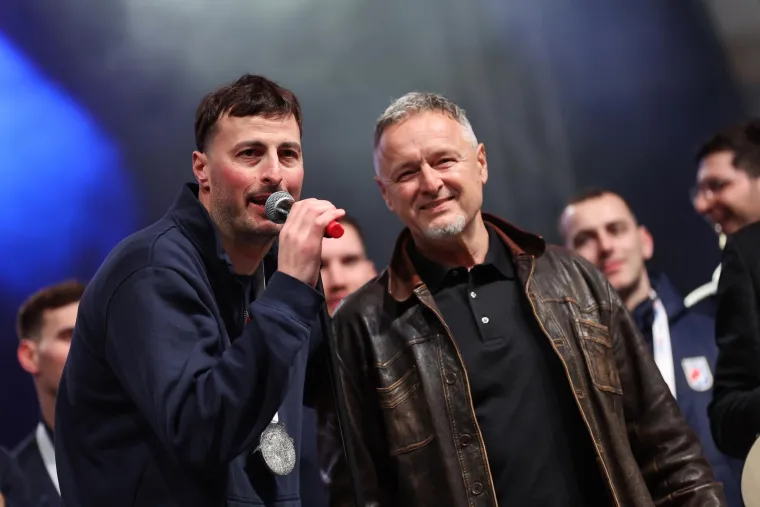 U 17:00 na pozornicu je iza&scaron;ao Marko Perković Thompson koji je zapalio Trg. Stotine baklji su se upalile i krenula je neslužbena himna hrvatskih rukometa&scaron;a 'Ako ne zna&scaron; &scaron;to je bilo'. 