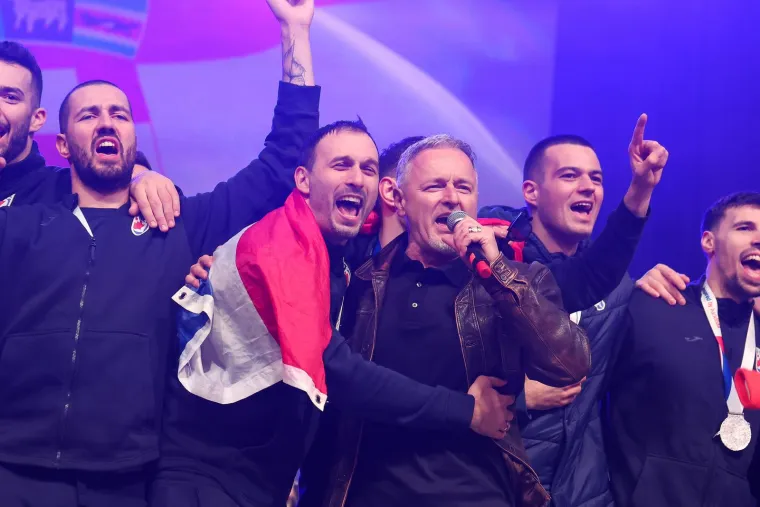 Upaljene baklje preplavile su centar Zagreba, a gradom su se orili stihovi Thompsonovih hitova.