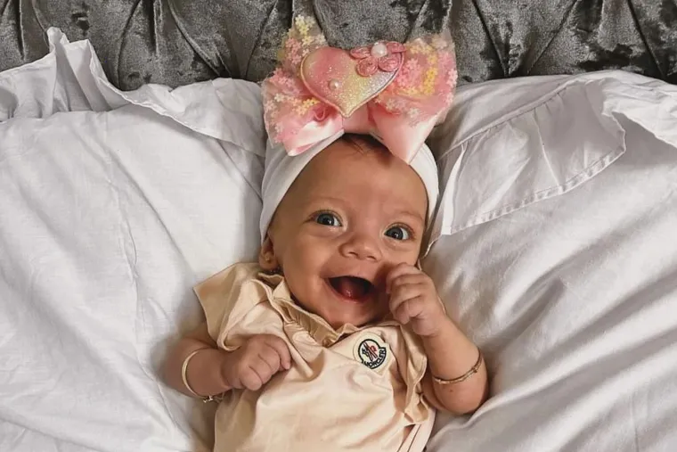 Geriiee Lamb (27) iz engleskog Yorkshirea je ispričala kako su liječnici mislili da je njena beba umrla u maternici tri puta prije rođenja. Mlada žena je, naime, redovito je krvarila tijekom trudnoće. Doktori su joj rekli da, zbog obilnog gubitka krvi, fetus nije preživio. Zamolili su je da uzme tabletu za pobačaj i &quot;riješi se toga&quot;.