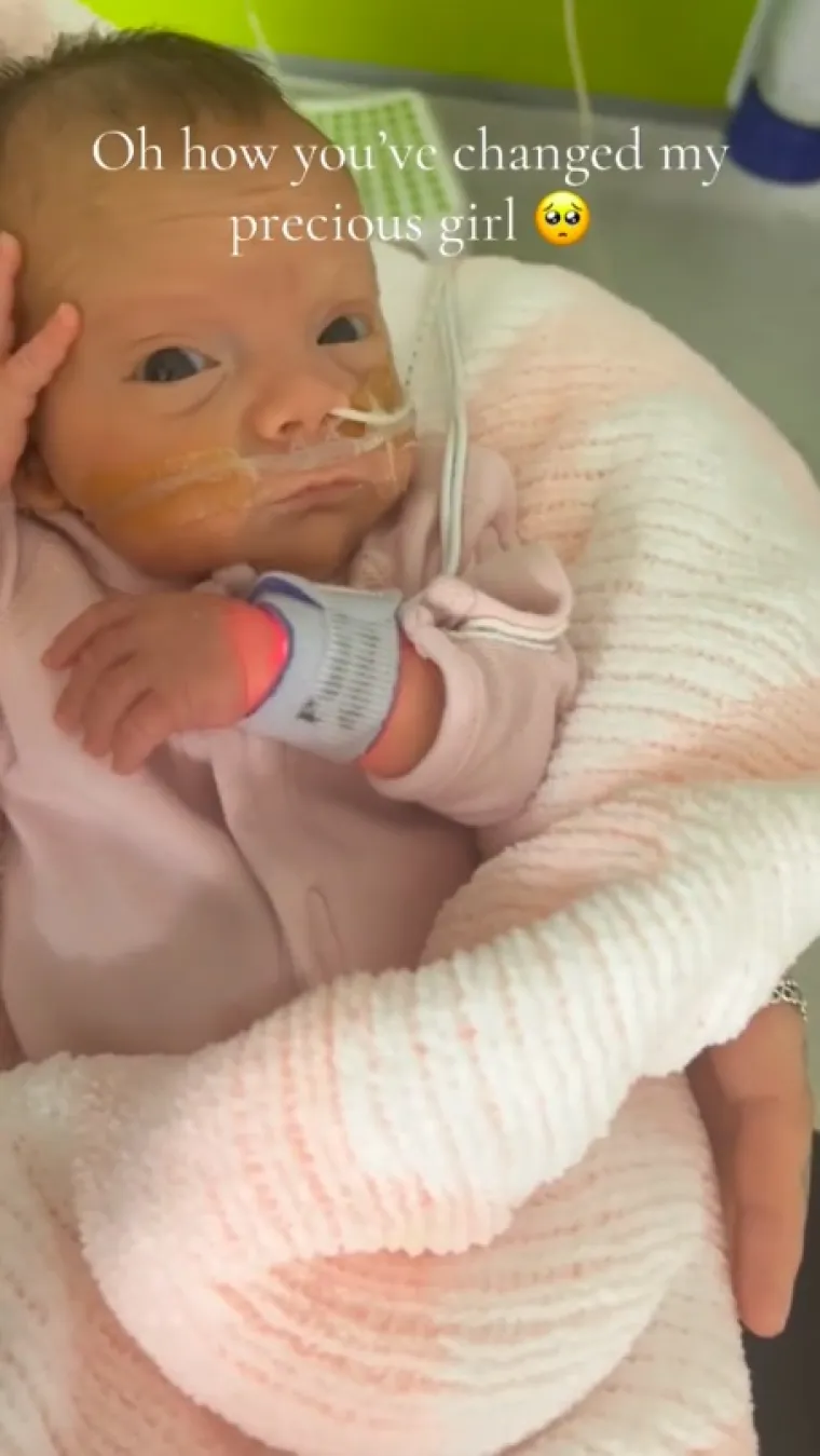 Tijekom ultrazvuka liječnici su primijetili da Geriiee ima puknutu žilu ispod bebe, što je uzrokovalo gubitak krvi. Iako joj nije bilo potrebno daljnje liječenje, buduća mama bila je svaki dan jako zabrinuta zbog svoje bebe, a kad je u listopadu 2023. godine navršila 26 tjedana trudnoće, protrnula je od straha.