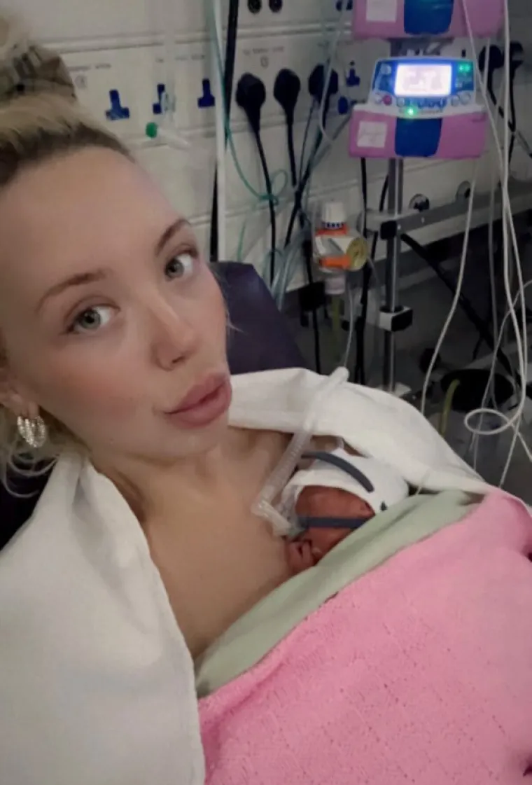 &quot;Jednog jutra sam se probudila i sluzni čep je ispao, pa sam otišla u bolnicu i pregledali su me i rekli mi da sam otvorena deset centimetara te da ću se uskoro poroditi. Brzo su me prebacili kolima hitne pomoći u drugu bolnicu. Bila sam psihički i fizički iscrpljena i prestrašena. Bilo je više od deset liječnika u sobi koji su mi davali injekcije velikim iglama i svi su trčali uokolo&quot;, ispričala je Geriiee.