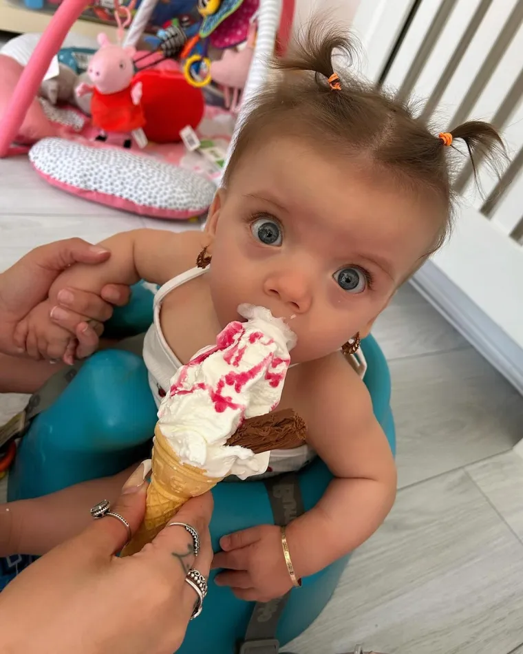 Liječnici su otkrili da je imala prolaps pupkovine, rijedak slučaj kad pupkovina ispadne iz rodnice prije nego što se dijete rodi. To je je vrlo opasna komplikacija, jer može dovesti do kompresije pupkovine (kada je pupkovina pritisnuta između bebe i porođajnog kanala), perinatalne asfiksije i raznih drugih ozbiljnih komplikacija pri porodu.