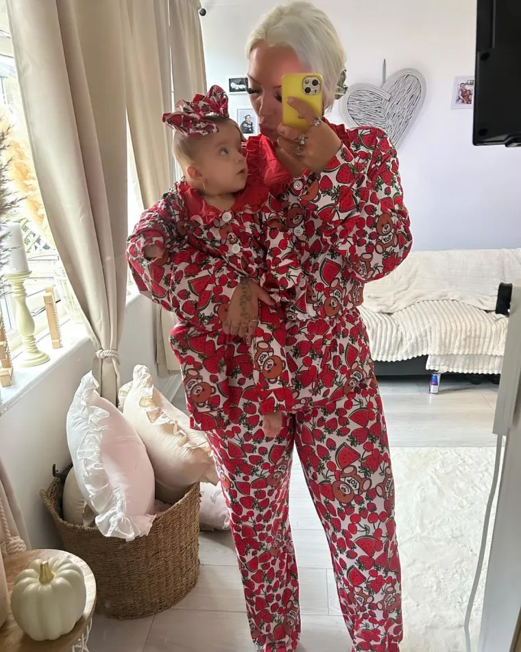 "Odlično je reagirala na svaki lijek i sve je kasnije teklo prilično glatko. Sjećam se kad sam joj prvi put obukla u malu vestu, a čak sam je i na intenzivnoj njezi oblačila u odjeću s volanima i sve medicinske sestre i liječnici su je obožavali. Izmamila je osmijehe na lica ljudi u tom stvarno tmurnom mjestu", otkrila je Geriiee.