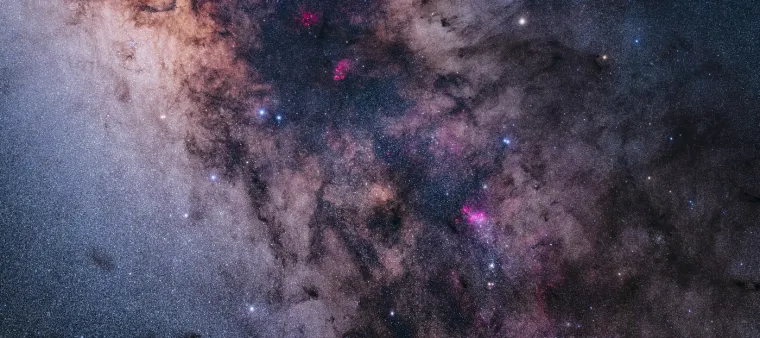 Ovo je panoramski pogled na rep zviježđa Škorpion, s vidljivim svijetlim skupovima zvijezda poput Messiera 7 i NGC 6124. Ovdje se nalaze i emisijske maglice NGC 6334 i NGC 6357, prepoznatljive po intenzivnoj emisiji svjetlosti. Fotografija je snimljena 14. ožujka 2024. u Australiji.