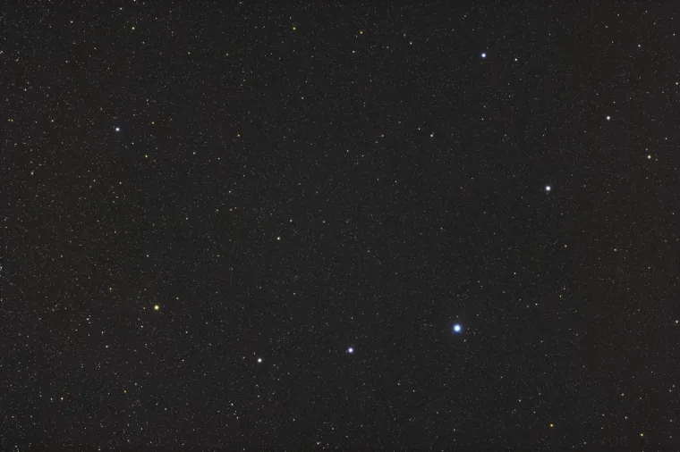 U zviježđu Corona Borealis, promjenjive zvijezde R i T pokazuju značajne svjetlosne varijacije, pružajući znanstvenicima dragocjene informacije. Ovaj vizualni prikaz prikazuje duboku crnu pozadinu s naglaskom na te promjenjive zvijezde. Fotografija je snimljena 3. svibnja 2024. u Kanadi.