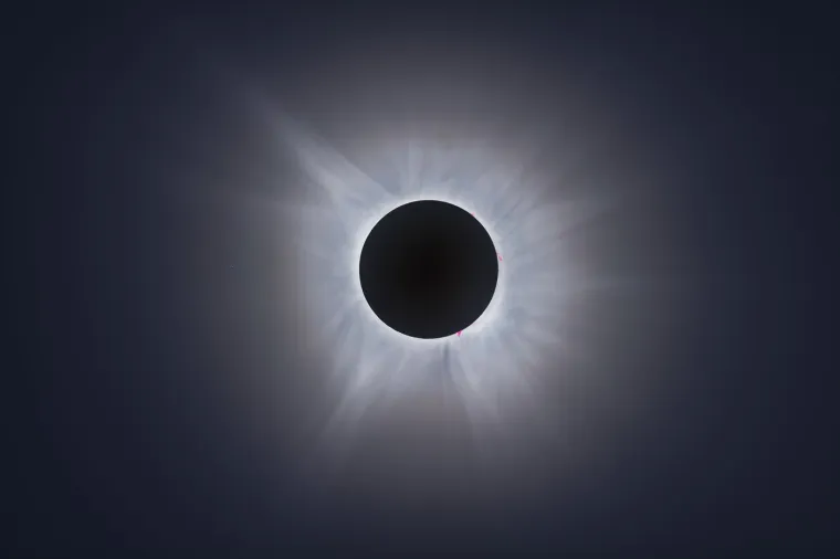 Ukupna solarna eklipsa iz travnja 2024. godine nudi jedinstvenu priliku za promatranje Korone (optičke pojave), prominencije i zvijezda u pozadini. Fotografija snimljena 8. travnja u Quebecu u Kanadi prikazuje dramatičnu tamnu siluetu Mjeseca dok potpuno prekriva Sunce. Ovaj rijetki fenomen stvara zadivljujući prizor na nebu.