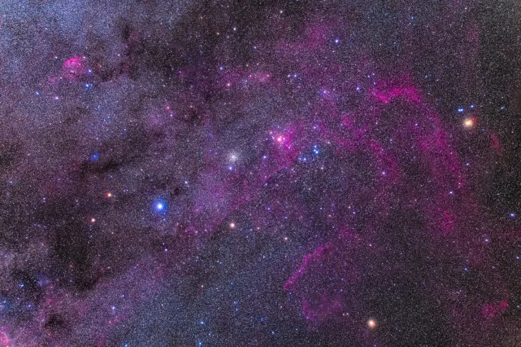 U području Puppisa nalaze se zvjezdani skupovi NGC 2477 i NGC 2451, koji čine spektakularan prikaz na nebu. Ove točke okružene su maglicama poput RCW 19 i Gum, što čini ovo područje jednim od najzanimljivijih za astronome. Fotografija je snimljena u ožujku 2024. u Australiji.