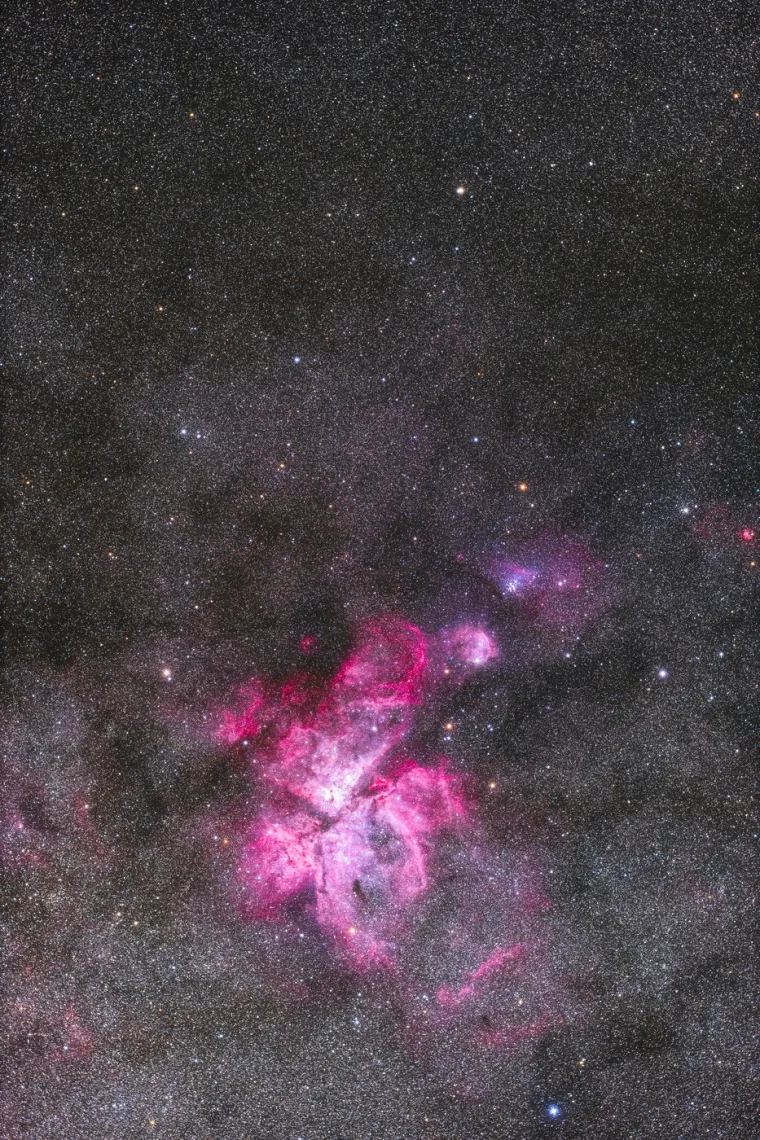 Maglica Carina i dvostruka zvijezda Gamma Velorum smješteni su u zviježđu Vela. Gamma Velorum je sustav dviju vrlo  plavih zvijezda. Fotografija snimljena u Australiji u ožujku 2024. prikazuje ovaj kompleks.