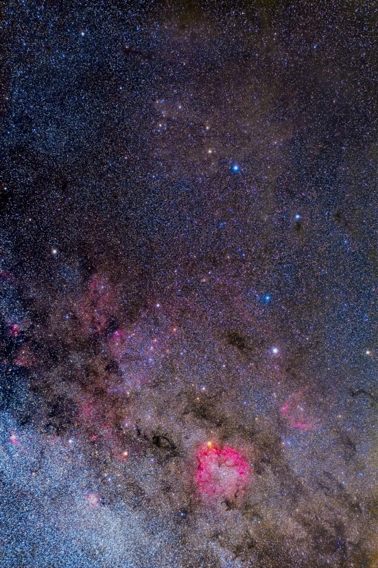 U Cefeju se nalaze svijetle i tamne maglice, uključujući IC 1396, poznatu kao maglica Slonova Surla. Ovaj prostor je bogat zvijezdama i maglicama, a najpoznatija je Sharpless 2-129. Snimljeno u Kanadi u studenom 2023.