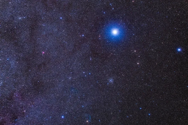 Ova regija obuhvaća zviježđe Sirius, gdje se nalazi zvjezdani skup Messier 41 i manji skupovi poput NGC 2360. U ovom području nalaze se maglice poput Gum 5 i Sh2-308, poznate i kao Nebula u obliku delfina. Fotografija je snimljena u Australiji, u ožujku 2024. godine.