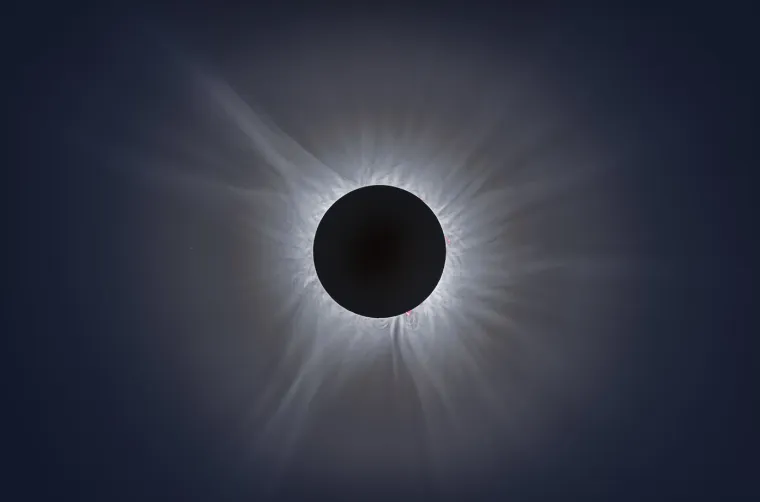 Fotografija ukupne solarne eklipse 8. travnja 2024. godine prikazuje Sunčevu koronu oko Mjeseca. Svjetlosne prominencije su vidljive, a korona pokazuje klasičan oblik. Fotografija je snimljena u Quebecu, u Kanadi.