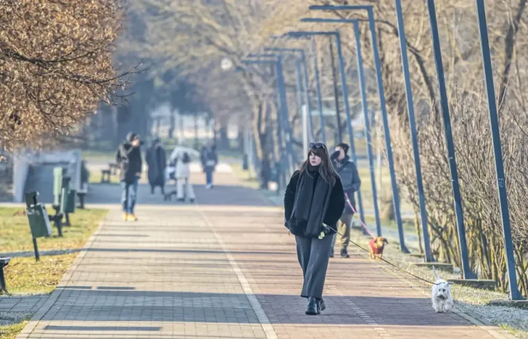 Iako je zima još uvijek prisutna, Karlovčani ne propuštaju priliku za šetnju ulicama svog grada.
