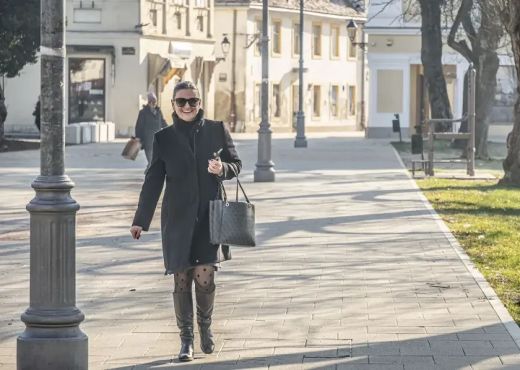 No, jedna Karlovčanka također je privukla pažnju svojom modnom kombinacijom, elegantnim kaputom, dugim čizmama i točkastim najlonkama koje su unijele dozu razigranosti i šarma. 