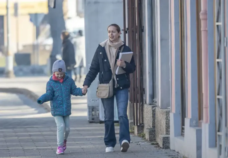 Modni trendovi se neprestano mijenjaju, ali neki komadi uvijek pronađu put natrag u garderobe ljubitelja stila. Trapez hlače, simbol mode 70-ih, posljednjih su sezona ponovno hit na gradskim ulicama.