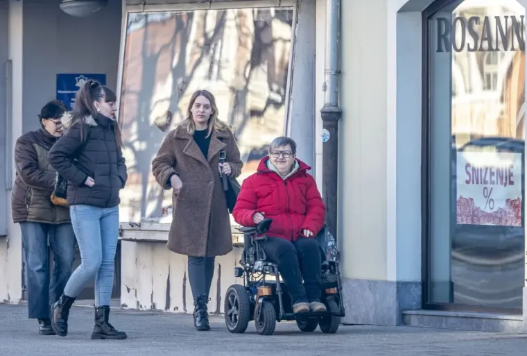 Odvažan modni iskorak: Karlovčanka privukla pažnju upečatljivom bojom kose